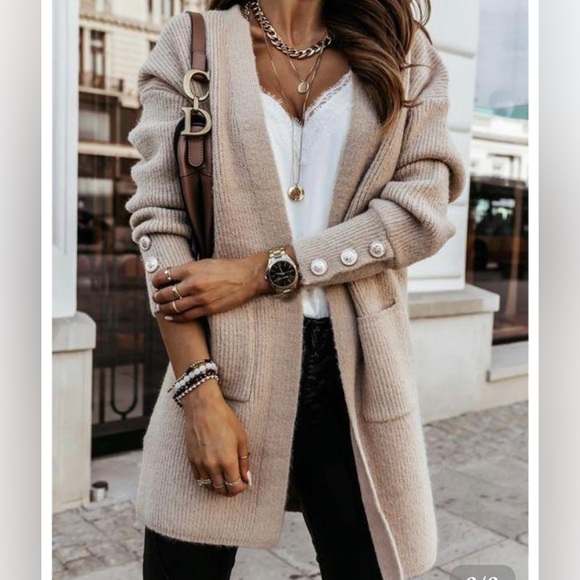 Sweaters - Classic beige long sleeve pocket cardigan